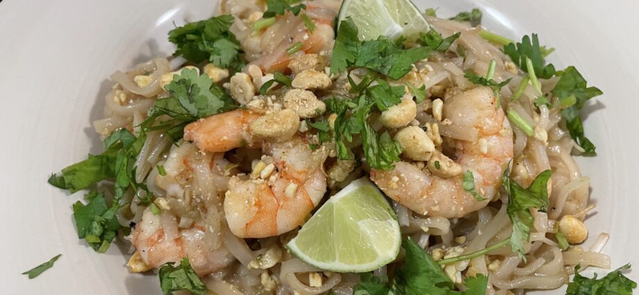 Pad Thai Recipe - HeyCookSomething!