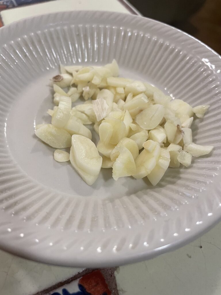 Sliced garlic